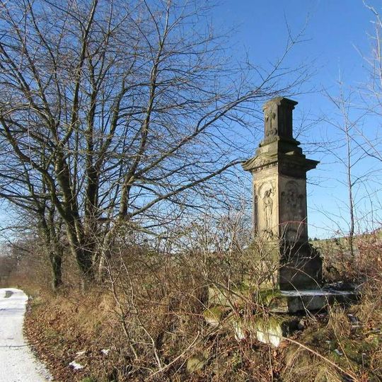 Kříž u Hynčiny vedle polní cesty