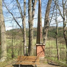 Obelisk v parku u zámku ve Valči