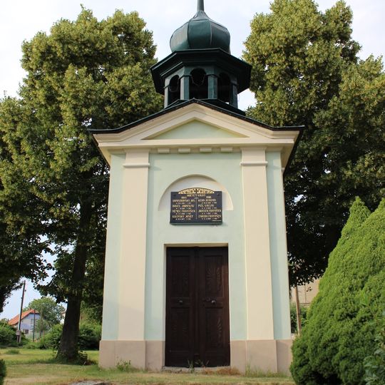 Kaplička na návsi v Malých Všelisech