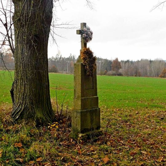 Kříž u silnice mezi Dunicemi a Hořicemi