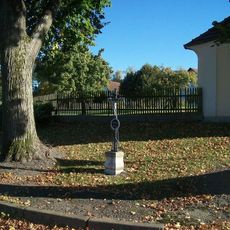 Kříž u kaple v Tříklasovicích