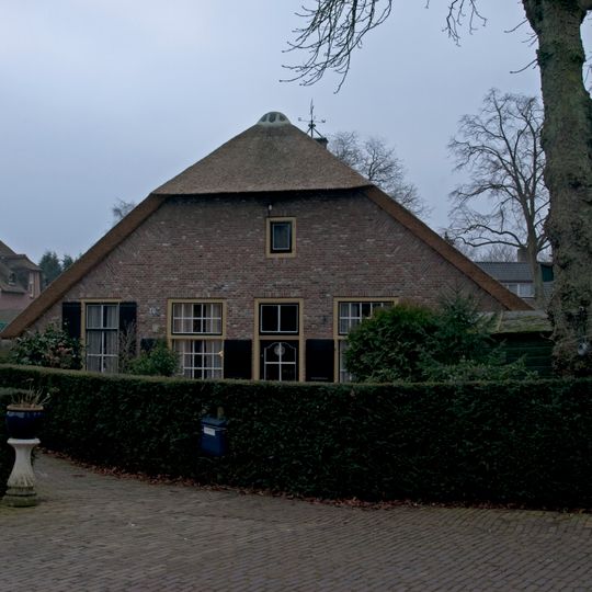Boerderij, langhuis, rieten dak afgewolfde voorgevel, kleine roeden, halve luiken