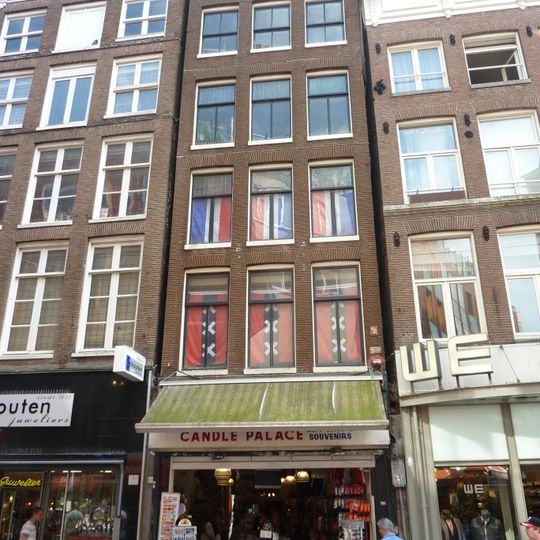 Pand met gevel onder gesneden lijst met triglyfen en consoles