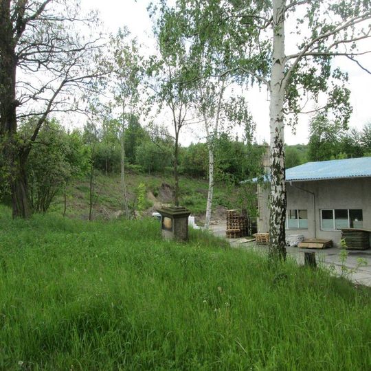 Kříž nad Radnicemi u silnice na Zbiroh