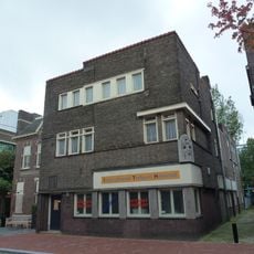Voormalig patronaat gebouwd in Zakelijke stijl in 1930