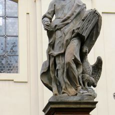 Socha svatého Jana na ohradní zdi kostela v Lysé nad Labem