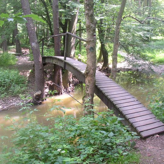 Lávka přes Zbirožský potok východně od hájovny Slap