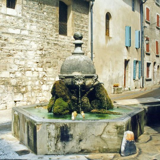 Fontaine - place de l'église