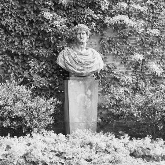 Twickel: buste achterplaats