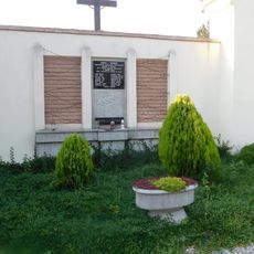 Pomník obětem 2. světové války na hřbitově ve Slavkově u Brna