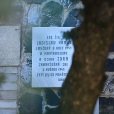 Pamětní deska Ladislava a Zory Hanusových na domě K Habrovce 671/3 v Praze