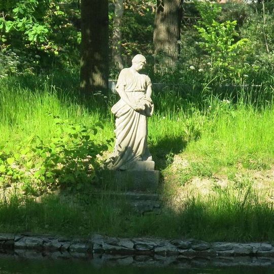 Socha dívky na ostrůvku v rybníku v Mercandinových sadech v Klatovech