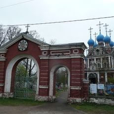 Ограда с двумя воротами (западными и южными) и тремя угловыми башенками (северо-западной, северо-восточной и юго-восточной) (Устюжна)