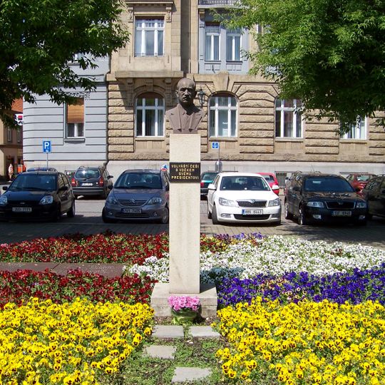 Pomník Edvarda Beneše na Kruhovém náměstí v Žatci