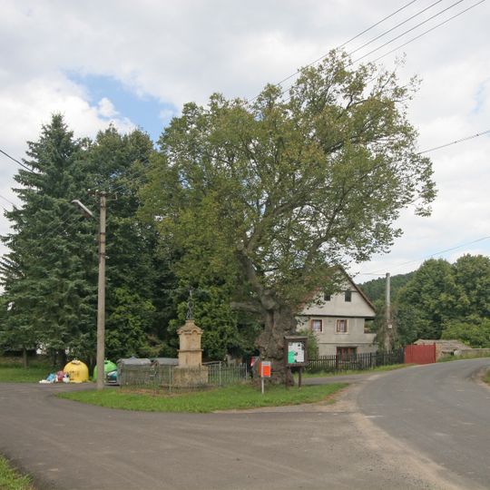 Kříž v Tetčiněvsi na křižovatce