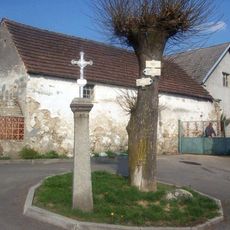 Kříž na návsi v Metlech