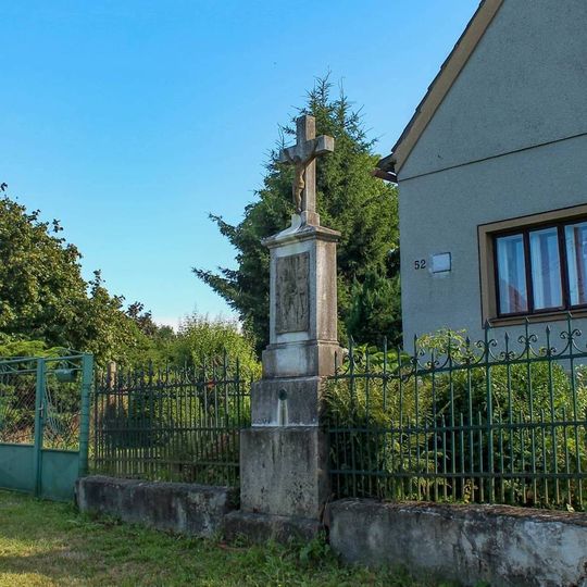 Kříž v Drozdově v uličce mezi domy