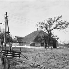 Stolphoeve met houten geveltop boven het woongedeelte