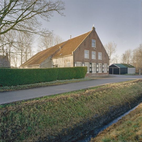 Boerderij bestaande uit woonhuis en achtergelegen schuur, deel uitmakend van het boerderijcomplex geerweg 6