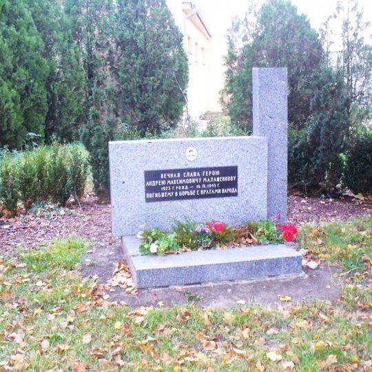 Pomník padlému rudoarmějci u nádraží v Pečkách