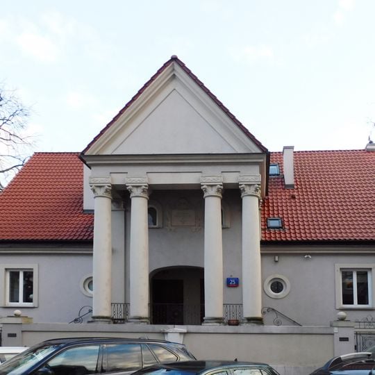 Willa przy ulicy Mochnackiego 23 i 25