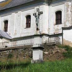 Kříž v Pustých Žibřidovicích u kostela