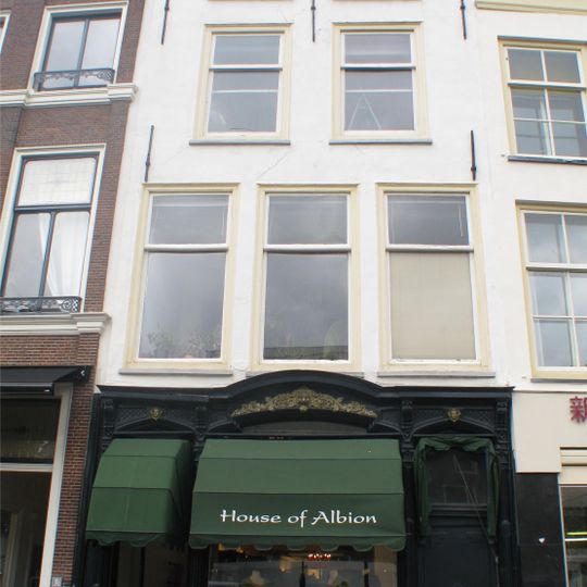 Pand met gepleisterde lijstgevel