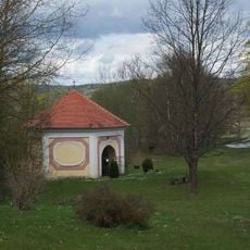 Studniční kaple poblíž poutního kostela Panny Marie Sněžné v lokalitě Svatý Kámen