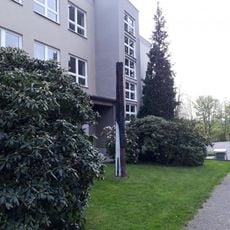 Dřevěný sloup u gymnázia v Plasech