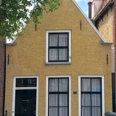 Laag pandje onder zadeldak tegen puntgevel