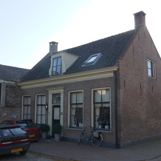 Dwarshuis van alleen beganegrond met empire-ramen en deurpartij met bovenlicht