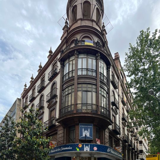 Edificio de viviendas en ronda de Los Tejares esquina c/ Cruz Conde