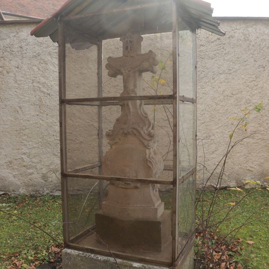 Starý kříž u kostela Všech Svatých v Mohelně