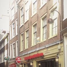 Pand met 18e-eeuwse gevel met latere punttop