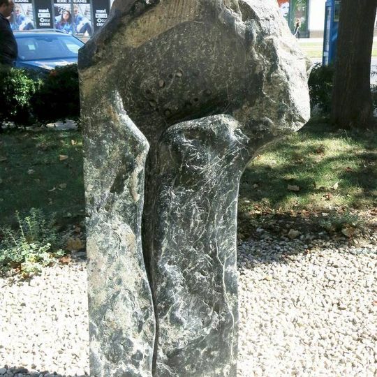 Kamenná plastika Čas na třídě Budovatelů v Mostě