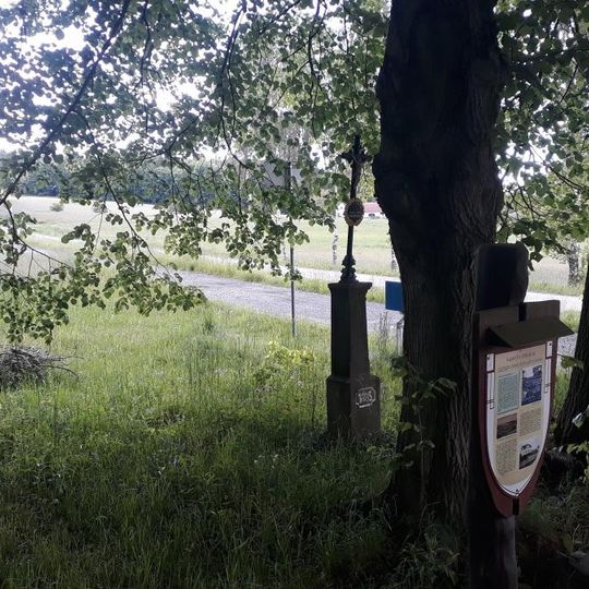 Kříž západně od Týna nad Vltavou u rozcestí