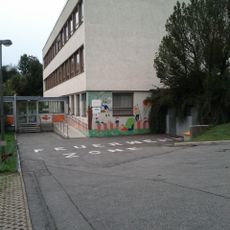 Volksschule, Kunst-am-Bau-Objekte