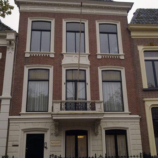 Drie bouwlagen tellend blokvormig pand