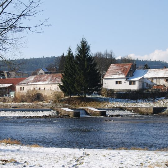 Hněvkovice na levém břehu Vltavy