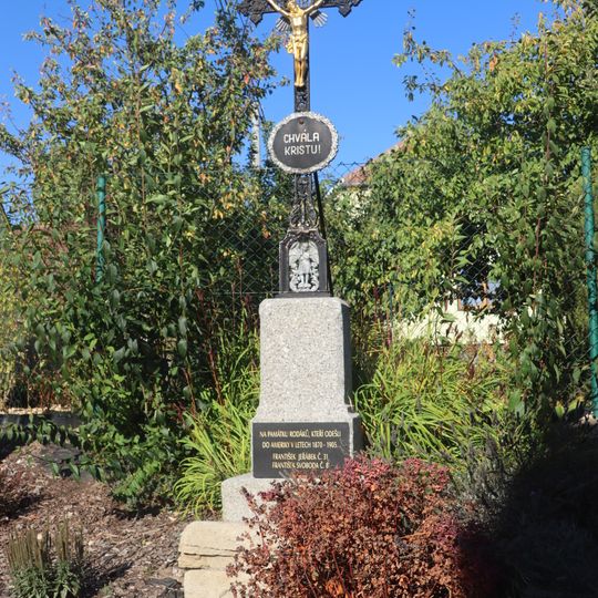 Kříž na křižovatce v Chlístově