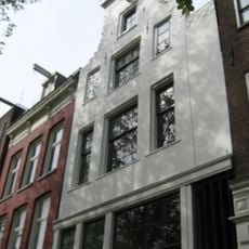 Pand met gepleisterde ingezwenkte halsgevel