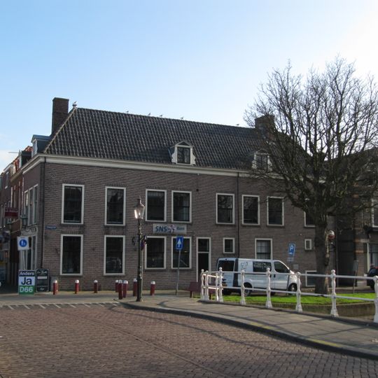 Groot hoekpand met getande rechte kroonlijst