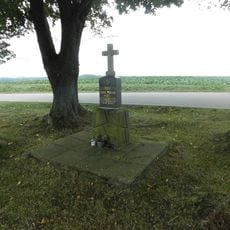 Kříž Františka Maška u silnice u Tichonic