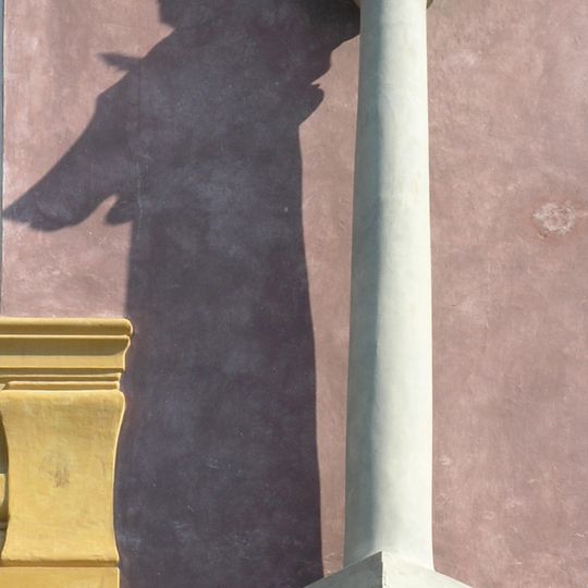 Mariánský sloup na průčelí domu Úvoz 160/24 na Hradčanech