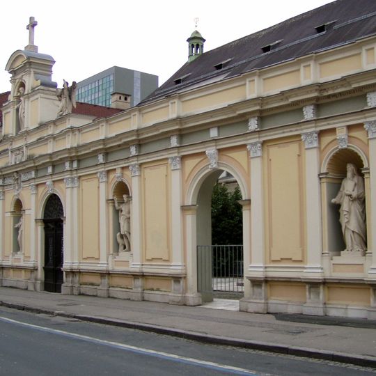 Dompfarrhof mit ehem. Friedhof und Portalschauwand