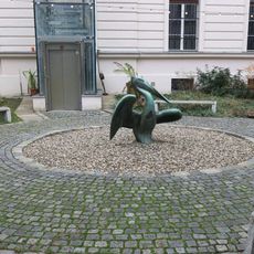 Socha Pelikán v atriu muzea v Ústí nad Labem