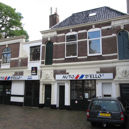 Stalhouderij in Eclectische stijl met twee bovenwoningen