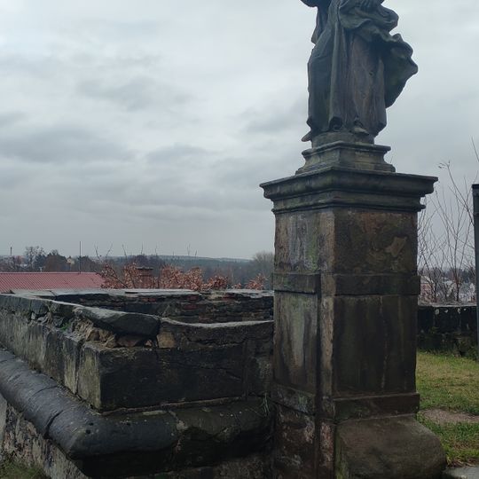 Socha svatého Petra u brány ke kostelu sv. Petra a Pavla v Mimoni