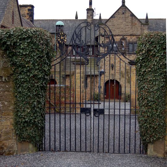 Ravenstor Close and attached garage