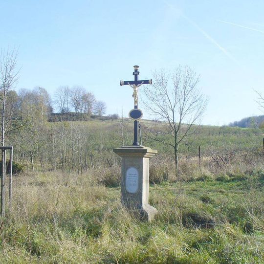 Kříž u silnice na východním okraji Huntířova